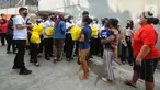 Karyawan milenial Bank BTN membagikan bantuan paket sembako kepada masyarakat kurang mampu di kawasan Menara Bank BTN di Jakarta, Senin (11/4/2022). Ratusan paket sembako tersebut merupakan komitmen BTN dalam mendukung tercapainya pemenuhan hak dasar manusia. (Liputan6.com/HO/BTN)