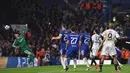 Kiper Qarabag, Ibrahim Sehic, gagal mengamankan gawang dari sundulan bek Chelsea, Cesar Azpilicueta, pada laga Liga Champions di Stadion Stamford Bridge, London, Selasa (12/9/2017). Chelsea menang 6-0 atas Qarabag. (AFP/Ben Stansall)