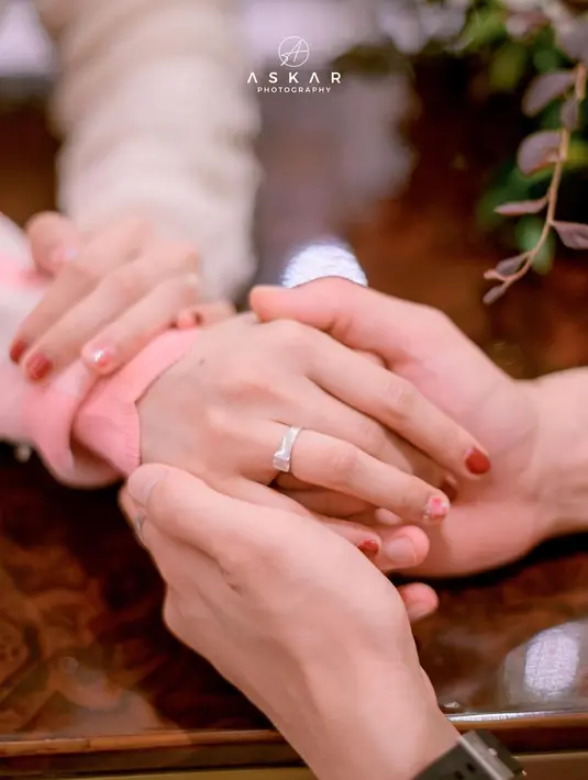 Rizky Billar memegang tangan sang istri yang tersemat cincin di jari manis. (Foto: Instagram/ lestykejora)