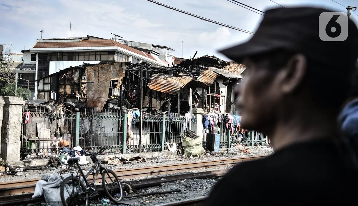 Salah seorang korban kebakaran meratapi rumahnya yang ludes dilalap api di Cideng, Jakarta, Minggu (8/11/2020). Kebakaran menyebabkan seluruh barang milik warga hangus sekejap, kecuali surat-surat yang dapat terselamatkan. (merdeka.com/Iqbal Septian Nugroho)