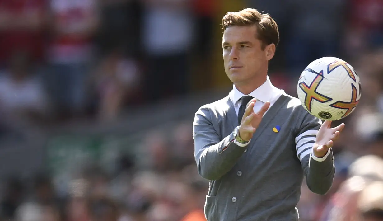 Scott Parker. Pelatih asal Inggris berusia 41 tahun ini dipecat Bournemouth pada 30 Agustus 2022 setelah menukangi klub sejak awal musim 2021/2022. Legenda Fulham ini dipecat usai Bournemouth menderita kekalahan telak 0-9 dari tuan rumah Liverpool pada pekan ke-4 Liga Inggris 2022/2023 (27/8/2022). Dari total 4 laga di Liga Inggris musim ini, Bournemouth dibawanya meraih 1 kali kemenangan dan 3 kali kalah. (AFP/Oli Scarff)