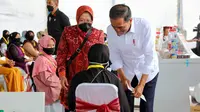 Presiden Jokowi dan Mensos Risma saat kunjungan ke Jatim. (Dian Kurniawan/Liputan6.com)