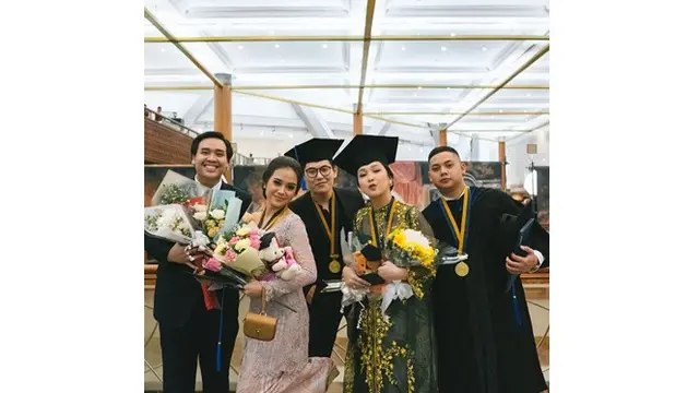 Resmi Sarjana, Ini 6 Potret Cantik Agatha Pricilla saat Wisuda