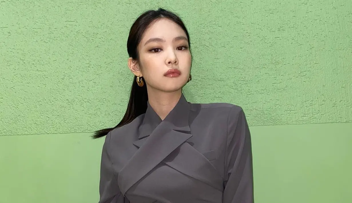 Tampil dengan setelan berwarna abu-abu, gaya casual wanita kelahiran 16 Januari 1996 terlihat begitu menawan. Dengan tatanan rambut ponytail, penampilan Jennie berhasil tuai pujian netizen. (Liputan6.com/IG/@jennierubyjane)