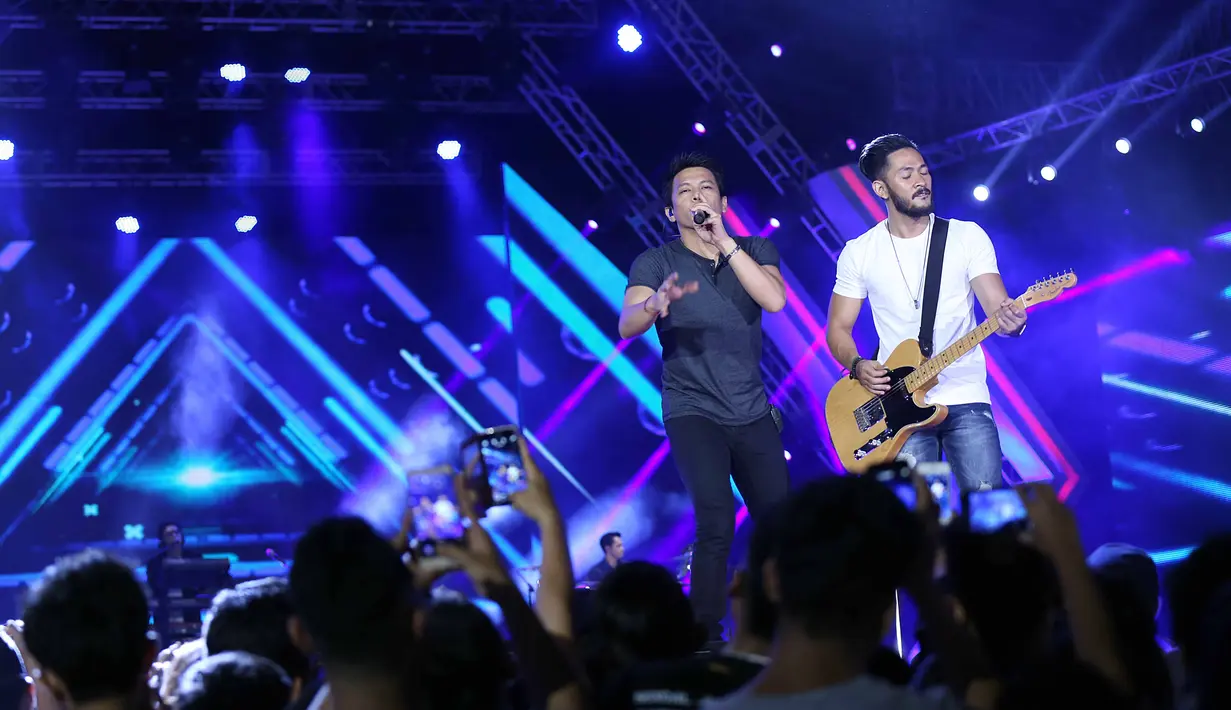 "Masih sama belum kepikiran ke sana, masih konsen buat album baru," ujar Ariel, vokalis Noah, beberapa waktu lalu, di Pantai Karnaval Ancol, Jakarta Utara. (Nurwahyunan/Bintang.com)