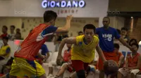 Pebasket putra U-14 unjuk kebolehan saat National Training Camp Junior NBA di Pluit Village, Jakarta, Minggu (10/9/2017). Sebanyak 16 pebasket terbaik akan diberangkatkan ke China untuk nonton langsung laga NBA. (Bola.com/Vitalis Yogi Trisna)