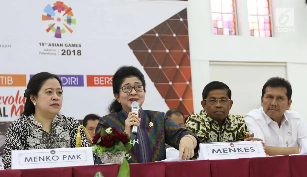 Menteri Kesehatan Nila F Moeloek bersama sejumlah menteri menggelar jumpa pers terkait cuti bersama Lebaran 2018 di Kemenko PMK, Senin (7/5). Adapun cuti bersama dimulai pada 11, 12, 13 dan 14 Juni 2018 dan 18, 19, 20 Juni 2018 (Liputan6.com/Angga Yuniar)