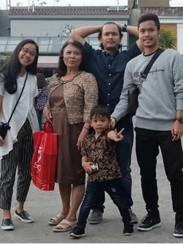 Meninggal Dunia, Ini 6 Momen Kenangan Anthony Ginting Bersama Ibunda