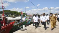 Presiden Joko Widodo didampingi Gubernur Jawa Barat Ridwan Kamil bertemu nelayan hingga pedagang di Cirebon. Foto (Istimewa)