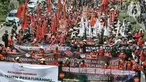 Massa buruh dan tani saat menggelar longmarch menuju Istana Negara di Jalan Salemba Raya, Jakarta, Selasa (20/10/2020). Ratusan buruh dan tani dari berbagai daerah tersebut akan menggelar aksi di Istana Negara menolak UU Omnibus Law Cipta Kerja. (merdeka.com/Iqbal S. Nugroho)