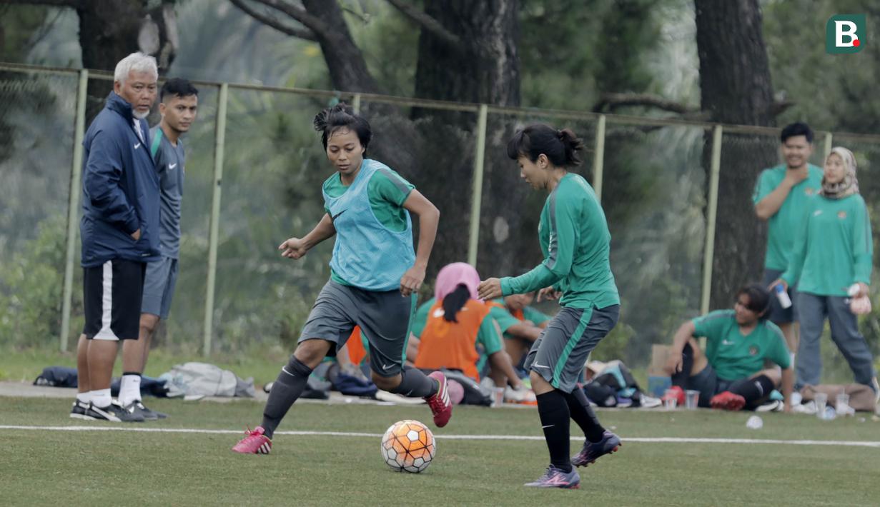 Pemain Timnas wanita Indonesia, saat seleksi pemain di Lapangan Sawangan, Depok, Selasa (6/3/2018). 40 pemain mengikuti Seleksi untuk Asian Games dan Piala AFF Wanita 2018. (Bola.com/M Iqbal Ichsan)