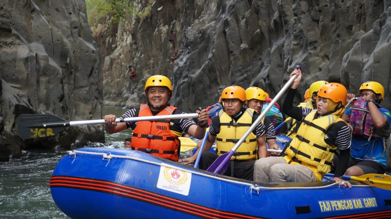Bupati Rudy Gunawan dan Kepala Dinas Pariwisata dan Kebudayaan Garut Budi Gangan, bersama rombongan menikmati sensasi bermain arum jeram di kawasan wisata Leuwi Kanjeng Dalam, Kacamatan Cibalong, Garut, Jawa Barat.