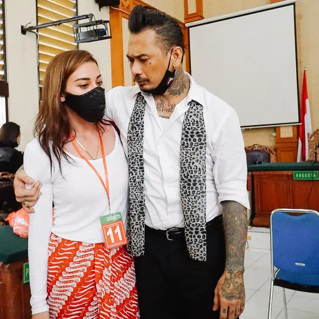 6 Potret Kompak Jerinx SID dan Nora Alexandra Pakai Baju Senada, Serasi