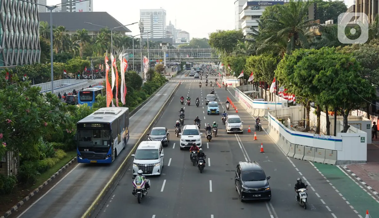 Kendaraan melintasi Jalan MH Thamrin, Jakarta, Senin (24/5/2020). Kepala Dinas Perhubungan Provinsi DKI Jakarta Syafrin Liputo mengungkapkan kebijakan ganjil genap terhadap sepeda motor belum akan diterapkan dan hanya berlaku bagi kendaraan roda empat. (Liputan6.com/Immanuel Antonius)