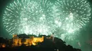 Kembang api menghiasi Kastil Saint George saat perayaan malam Tahun Baru 2019 di Lisbon, Portugal, Selasa (1/1). (AP Photo/Armando Franca)