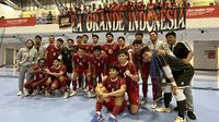 La Grande Indonesia menyemangati Timnas Futsal Indonesia ketika membantai Timnas Futsal Myanmar 5-1 dalam matchday pertama cabang olahraga (cabor) futsal di Nonthaburi Sports Complex Gymnasium, Nonthaburi, Senin (15/12/2025). (Bola.com/Muhammad Adi Yaksa)