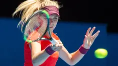 Petenis Katie Boulter mengembalikan bola pukulan petenis AS, Serena Williams selama pertandingan tunggal putri sesi kesembilan hari keenam turnamen tenis Piala Hopman di Perth (3/1). Katie Boulter asal Inggris berusia 22 tahun. (AFP Photo/Tony Ashby)