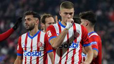 Tim penuh kejutan musim ini, Girona sukses melengserkan Real Madrid dari puncak klasemen sementara Liga Spanyol 2023/2024 setelah meraih kemenangan telak 3-0 atas Alaves pada laga pekan ke-17 di Montilivi Stadium, Girona, Selasa (19/12/2023) dini hari WIB. Mengoleksi 44 poin, Girona unggul dua poin atas Real Madrid. Bintang kemenangan Girona dalam laga tersebut tak lain adalah striker asal Ukraina, Artem Dovbyk yang sukses mencetak brace. (AFP/Pau Barrena)