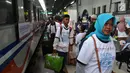 Peserta mudik gratis PT KAI bersiap menaiki kereta Brantas Lebaran di Stasiun Senen, Jakarta, Selasa (5/6). Masyarakat dapat mendaftar offline dengan langsung datang ke kantor PT KA Pariwisata di Stasiun Gambir. (Liputan6.com/Angga Yuniar)