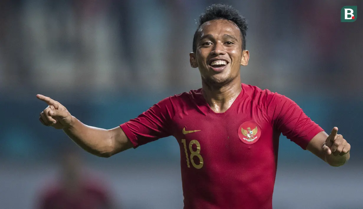 Gelandang Timnas Indonesia, Irfan Jaya, merayakan gol yang dicetaknya ke gawang Myanmar pada laga persahabatan di Stadion Wibawa Mukti, Jawa Barat, Rabu (10/10). Indonesia menang 3-0 atas Myanmar(Bola.com/Vitalis Yogi Trisna)