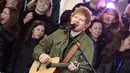 Kabar bahagia datang dari peyanyi Ed Sheeran. Belakangan ini seorang sahabatnya menyebut bahwa Ed telah bertunangan dengan kekasihnya yang sudah menjalin cinta dengannya sejak tahun 2015. (AFP/Bintang.com)