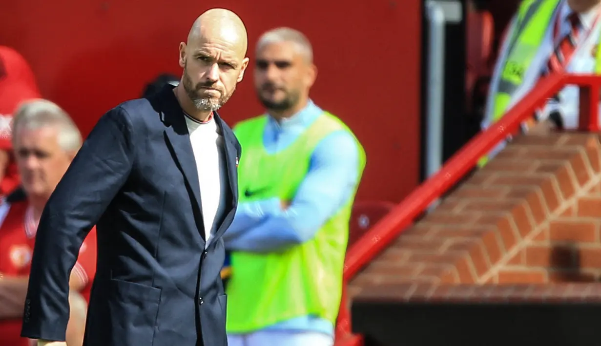 Ekspresi pelatih Manchester United, Erik ten Hag usai pertandingan melawan Brighton & Hove Albion pada pekan pembuka Liga Inggris 2022/2023 di stadion Old Trafford di Manchester, Inggris, Minggu (7/8/2022). Pertandingan Ini menjadi kekalahan pada debut pertama Erik ten Hag bersama Manchester United. (AFP/Lindsey Parnaby)