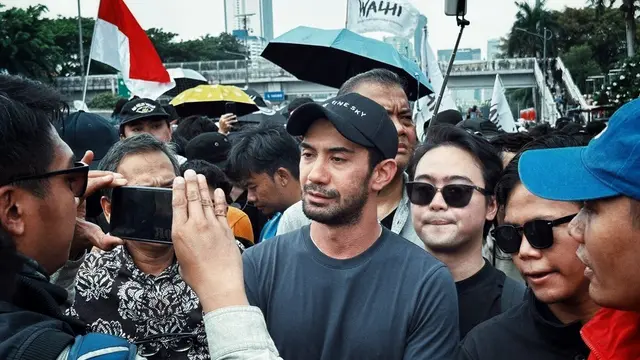 7 Potret Reza Rahadian Usai Ikut Demo Putusan MK, Lanjut Ikut Acara Kamisan di Depan Istana