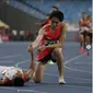 Pelari Singapura Soh Rui Yong menyalami Rikki Marthin Simbolon yang memenangkan medali emas di lomba lari 10.000 meter putra di SEA Games 2023 (Instagram @runsohfast).