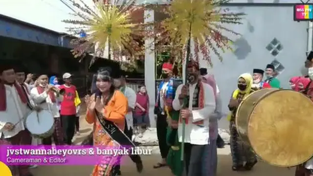 6 Momen Wisuda Adik Ayu Ting Ting, Meriah Diarak Keliling Kampung