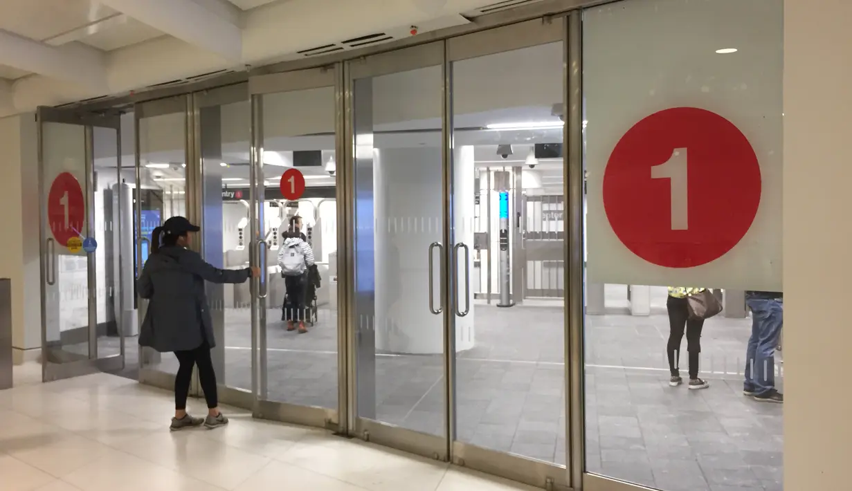 Stasiun kereta bawah tanah (subway) Cortlandt Street station yang berada di New York, dibuka lagi pada Minggu (9/9). Dibukanya stasiun subway di NY sebagai upaya pemerintah setempat membangun kembali bagian yang hilang usai serangan. (AFP/Thomas URBAIN)