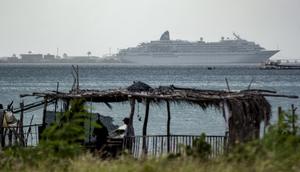 Kapal pesiar MS Amadea dengan sekitar 500 wisatawan dari berbagai negara Eropa tiba di pelabuhan El Guamache di Isla Margarita, negara bagian Nueva Esparta, Venezuela (3/1/2023). Kapal pesiar Jerman MS Amadea adalah yang pertama tiba di Venezuela Pulau Karibia setelah 15 tahun. (AFP/Gustavo Granado)