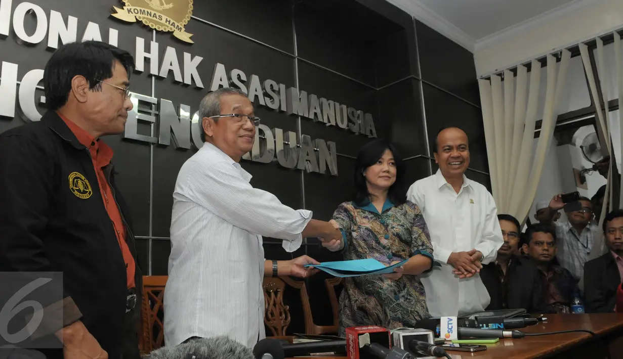 Komisioner Komnas HAM Siane Indriani (kedua kanan) dan Ketua PP Muhammadiyah, Busyro Muqoddas berjabat tangan usai memaparkan hasil autopsi jenazah terduga teroris asal Klaten, Siyono, di Jakarta, Senin (11/4). (Liputan6.com/Helmi Affandi)