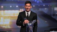 Penyerang Barcelona, Lionel Messi, saat didaulat sebagai Pemain Terbaik UEFA 2014-2015. (AFP PHOTO / Valery Hache)