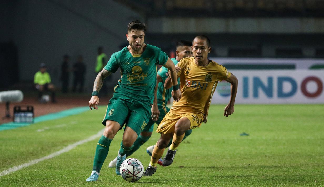Di menit ke-79, aksi individu Higor Vidal melewati beberapa pemain membuat pertahanan Bhayangkara ketar-ketir. Dia sudah masuk ke kotak penalti dan melepas tembakan, tapi melenceng tipis ke sisi kiri. (Bola.com/Bagaskara Lazuardi)