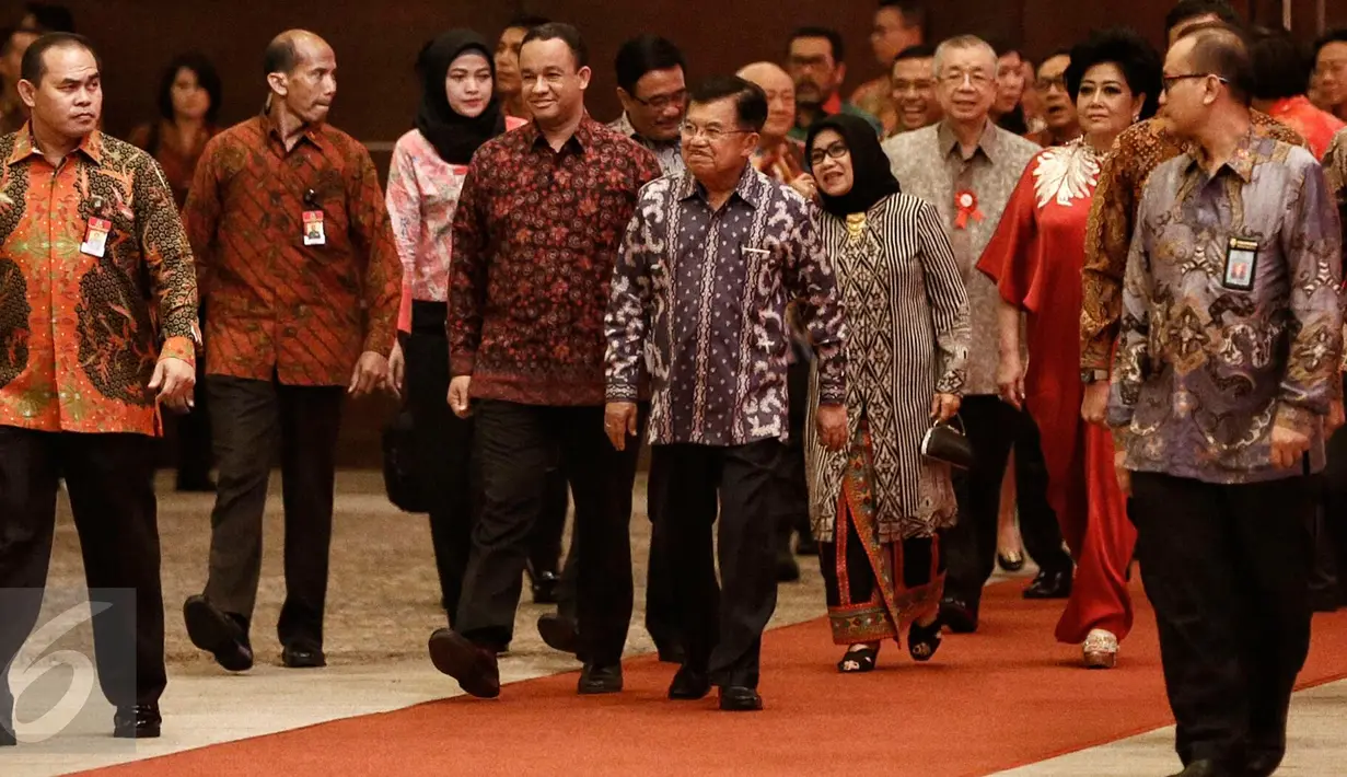 Wapres Jusuf Kalla (JK) menghadiri perayaan Cap Go Meh 2016, di Hall D Jakarta International Expo Kemayoran, Jakarta, Minggu (28/2/2016). Ibu Wapres Mufida Jusuf Kalla juga hadir dalam perayaan tersebut. (Liputan6.com/Faizal Fanani)