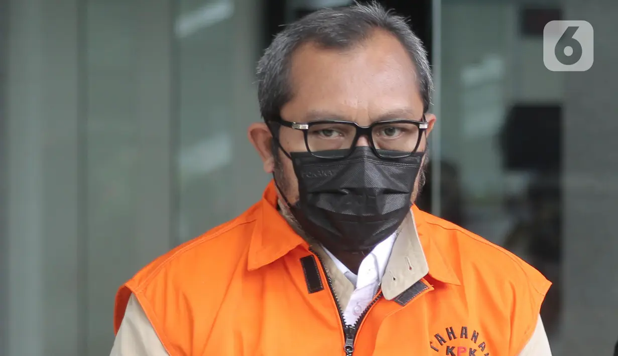 Wakil Ketua DPRD Jawa Timur, Sahat Tua Simanjuntak berjalan keluar dari ruang pemeriksaan di Gedung Merah Putih KPK, Jakarta, Rabu (11/1/2023). Sahat Tua Simanjuntak diperiksa sebagai tersangka terkait dugaan tindak pidana korupsi suap pengurusan alokasi dana hibah bersumber dari APBD Jawa Timur. (Liputan6.com/Faizal Fanani)