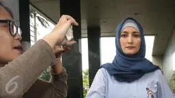 Aktris Inneke Koesherawati bergegas meninggalkan Gedung KPK, Jakarta, Kamis (29/12). Inneke Koesherawati usai meminta izin kepada penyidik KPK untuk menjenguk suaminya, Fahmi Darmawansyah yang ditahan di Rutan Guntur. (Liputan6.com/Helmi Afandi)