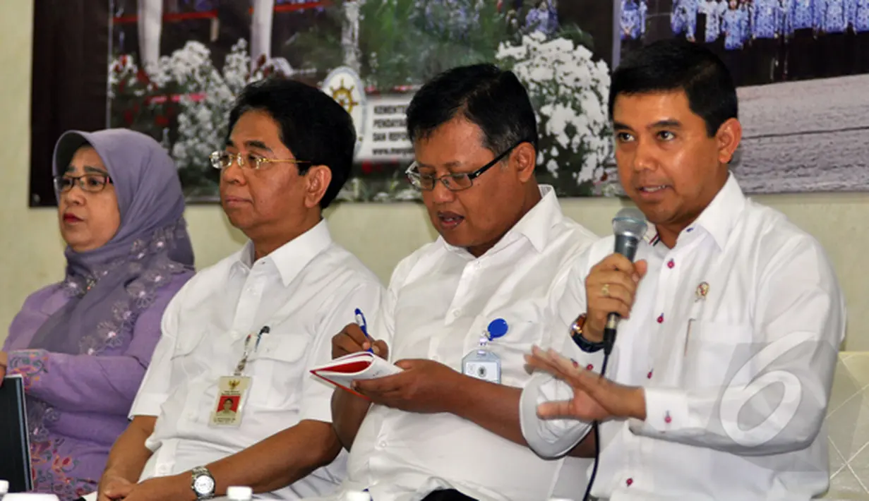 Yuddy Chrisnandi (kanan) ditemani dengan stafnya saat konferensi pers terkait 100 kinerja Kementerian PANRB, Jakarta, Selasa (27/1/2015). (Liputan6.com/Miftahul Hayat)