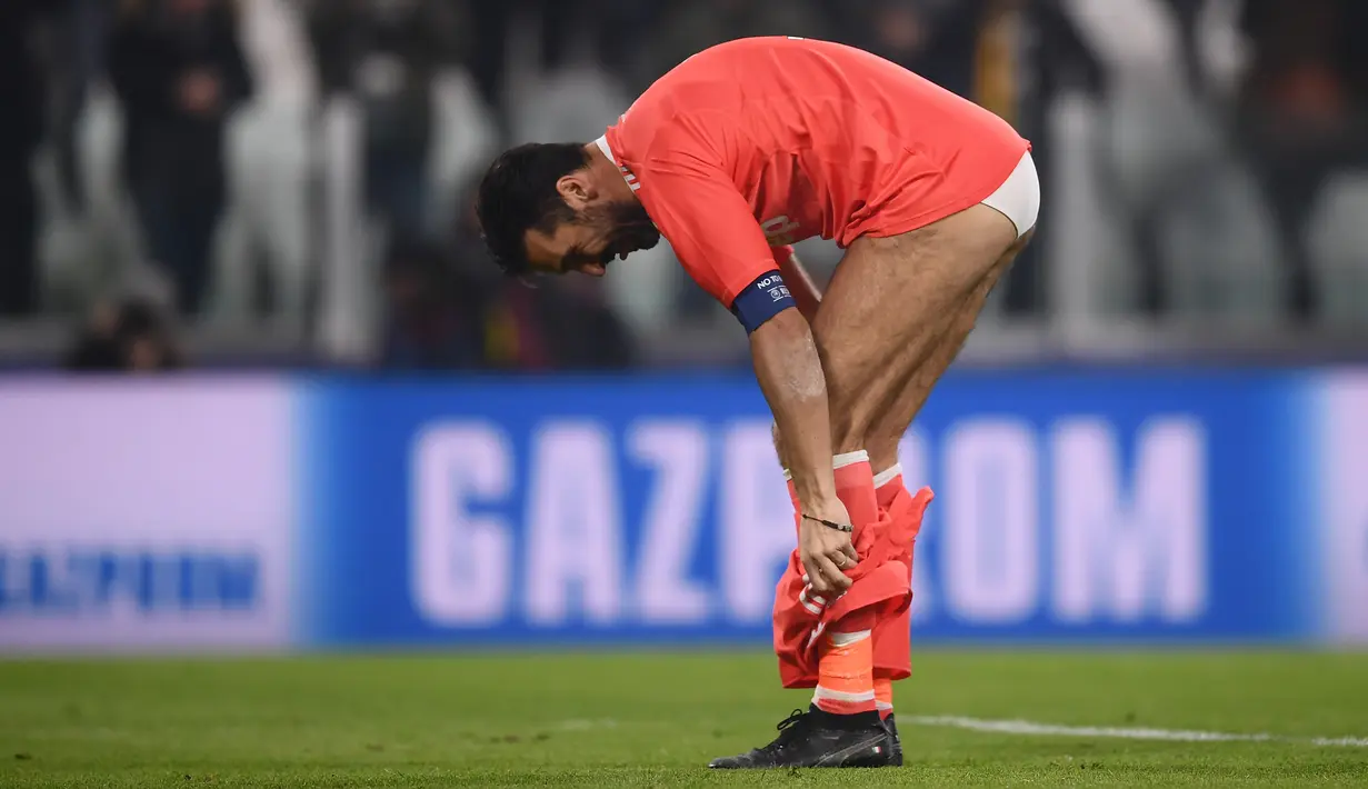 Kiper Juventus, Gianluigi Buffon melepas celananya di akhir laga lanjutan penyisihan Grup D Liga Champions saat menjamu Barcelona di Allianz Stadium, Rabu (22/11). Buffon melepaskan celananya dan melemparkan ke arah suporter. (Marco BERTORELLO/AFP)