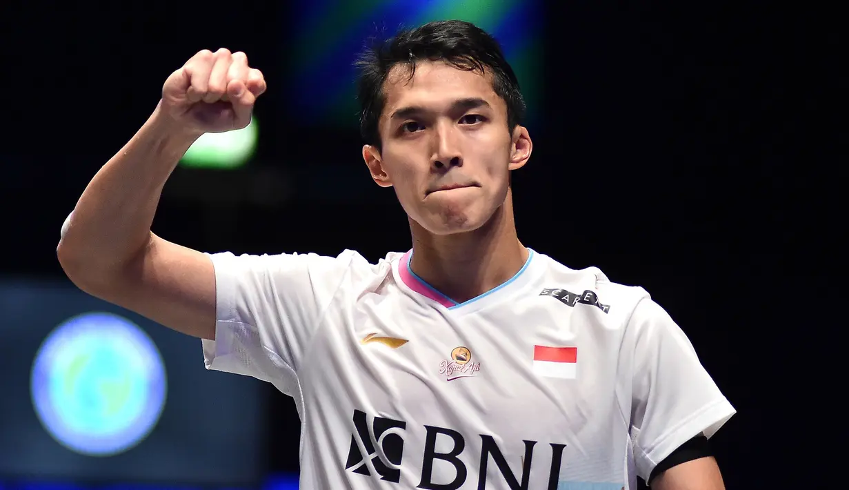 Pebulutangkis tunggal putra Indonesia, Jonatan Christie melakukan selebrasi setelah memenangkan pertandingan semifinal melawan Lakshya Sen dari India pada Kejuaraan Bulutangkis All England Terbuka di Utilita Arena, Birmingham, Inggris, Sabtu, 16 Maret 2024. (AP Photo/Rui Vieira)