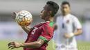 Gaya pemain Timnas U-22 Indonesia, Osvaldo Haay mengontrol bola saat melawan Myanmar pada laga uji coba di Stadion Pakansari, Selasa (21/3/2017). Indonesia kalah 1-3 dari Myanmar. (Bola.com/Vitalis Yogi Trisna)