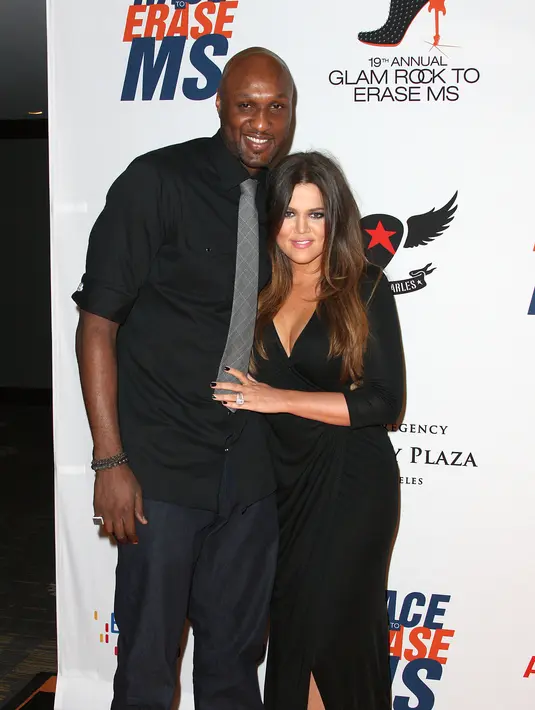 Lamar Odom belum jera dengan mabuk-mabukan. Ketika ditemui oleh paparazi beberapa waktu yang lalu, ia bersama beberapa wanita dan teman-temannya sedang mabuk di cafe. (AFP/Bintang.com) 