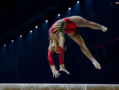 Pesenam Belgia, Jutta Verkest bertanding saat babak kualifikasi nomor balok keseimbangan putri pada Kejuaraan Dunia Senam Artistik 2022 di Liverpool, Inggris pada 29 Oktober 2022. (AFP/Paul Ellis)