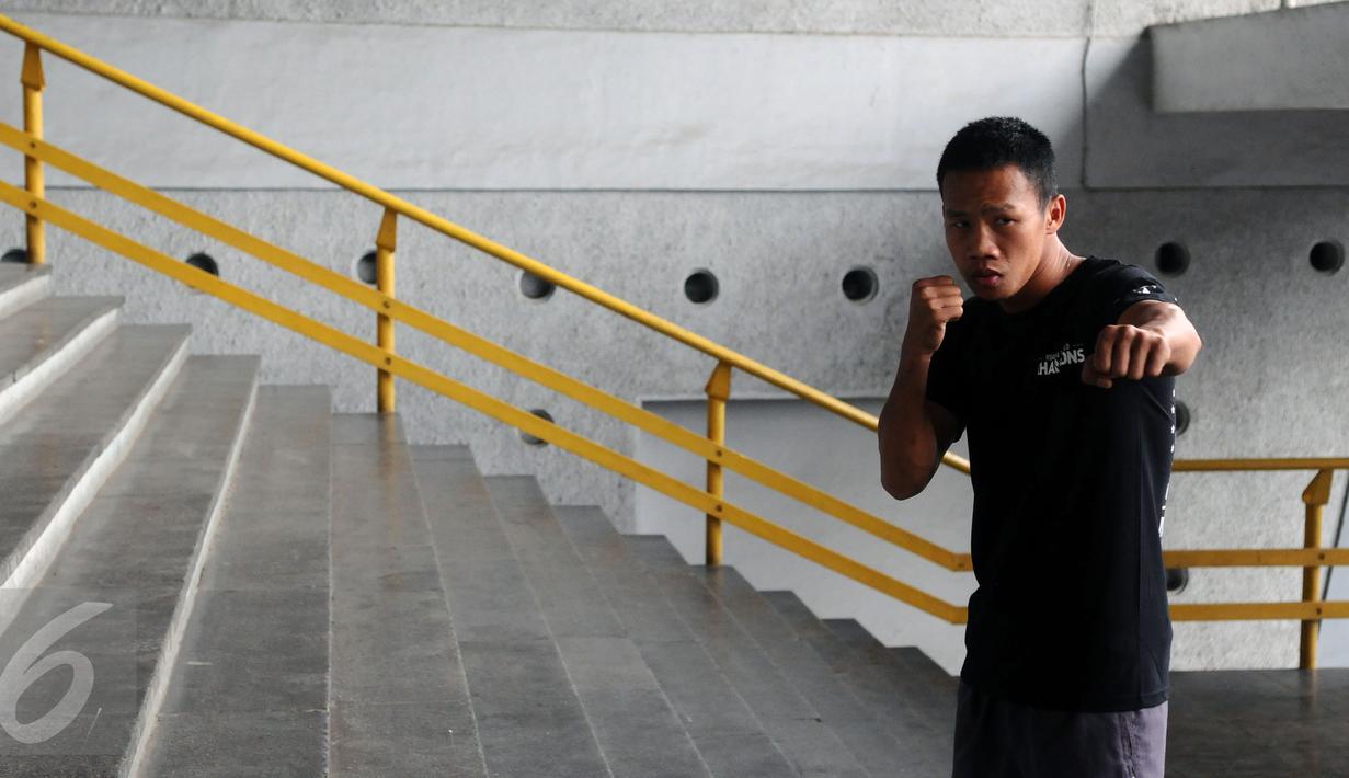 Petinju Indonesia, Daud “Cino” Yordan berpose usai latihan terbuka di sasana Pertina, Jakarta,  Rabu (3/2/2016). Daud akan melawan Yoshitaka Kato dalam laga kelas ringan WBO "Road to the World Champions", Jumat (5/2). (Liputan6.com/Helmi Fithriansyah)
