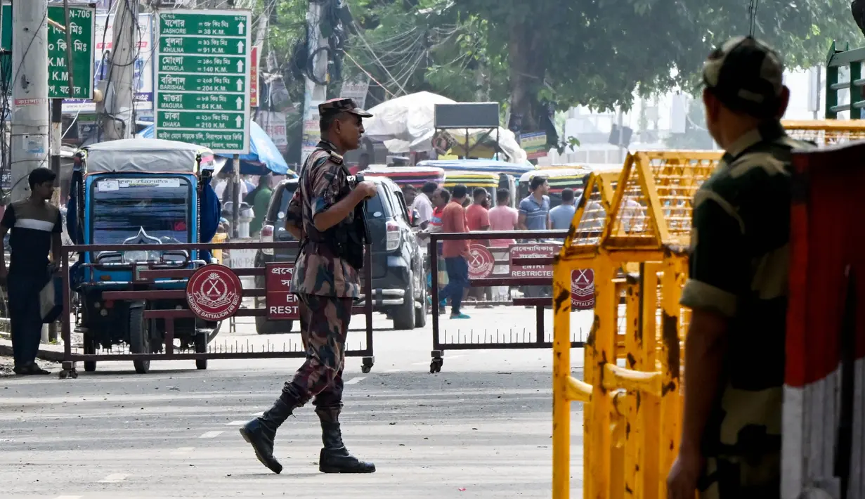 Militer Bangladesh mengambil alih kendali atas negara pada tanggal 6 Agustus, setelah protes massa memaksa penguasa lama Sheikh Hasina untuk mengundurkan diri dan meninggalkan negara tersebut. (Dibyangshu SARKAR/AFP)