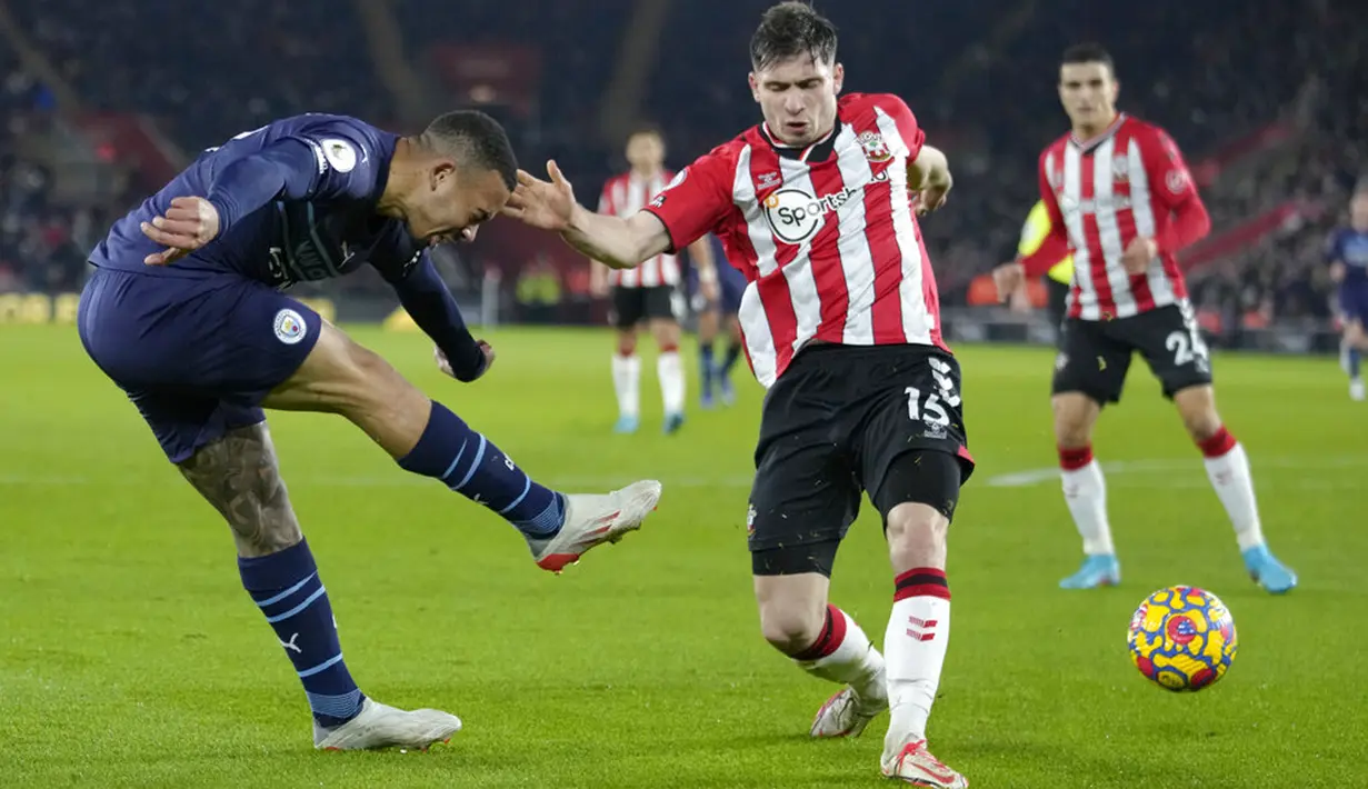 Pemain Manchester City Gabriel Jesus (kiri) mencoba melepaskan tembakan ke gawang Southampton pada pertandingan sepak bola Liga Inggris di Stadion St Mary, Southampton, Inggris, 22 Januari 2022. Pertandingan berakhir imbang 1-1. (AP Photo/Kirsty Wigglesworth)
