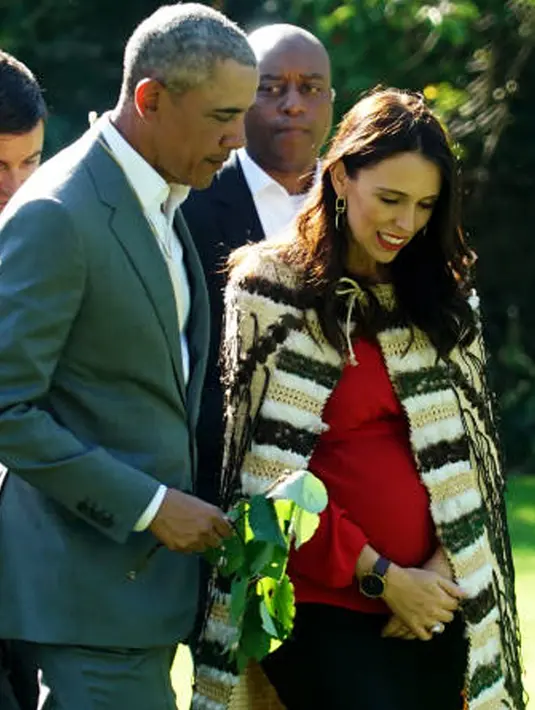 Mantan Presiden Amerika Serikat, Barack Obama berbincang dengan Perdana Menteri (PM) Selandia Baru Jacinda Ardern, yang tengah hamil anak pertamanya, pada upacara penyambutan di Government House, Auckland, Kamis (22/3). (Andy WHARTON/AFP)