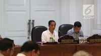 Presiden Joko Widodo didampingi Wakil Presiden Jusuf Kalla saat memimpin rapat terbatas di kantor presiden, Jakarta, Selasa (22/5). Rapat tersebut membahas pencegahan dan penanggulangan teroris. (Liputan6.com/Angga Yuniar)