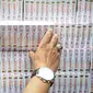 Petugas memperlihatkan rokok ilegal yang telah terkemas di Kantor Dirjen Bea Cukai, Jakarta, Jumat (30/9). Rokok ilegal ini diproduksi oleh mesin dengan total produksi 1500 batang per menit. (Liputan6.com/Faizal Fanani)
