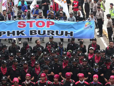 Ribuan buruh melakukan aksi jalan kaki menuju Istana Merdeka, Jakarta, Sabtu (6/2/2016). Dalam aksi tersebut mereka meminta agar tidak terjadi PHK secara besar-besaran. (Liputan6.com/Angga Yuniar)